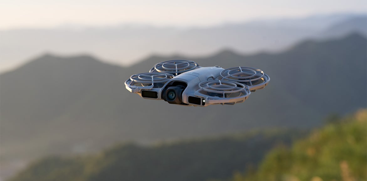 Dron w locie nad wzgórzami